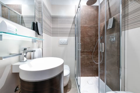 Superior Room | Bathroom | Shower, rainfall showerhead, free toiletries, hair dryer