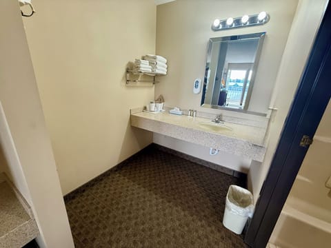 Combined shower/tub, free toiletries, hair dryer, towels