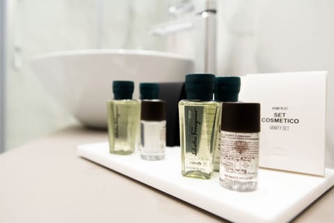 Separate tub and shower, jetted tub, free toiletries, hair dryer