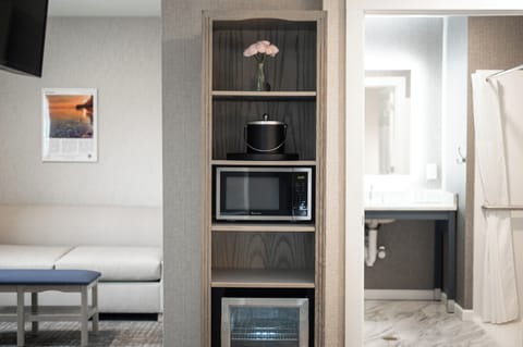 Standard Room, 1 King Bed with Sofa bed, Accessible | Microwave