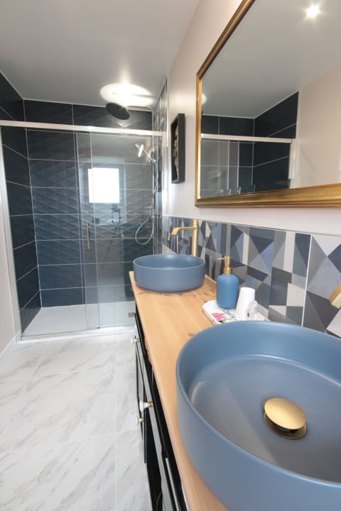 Premium Double Room | Bathroom | Shower, rainfall showerhead, hair dryer, towels