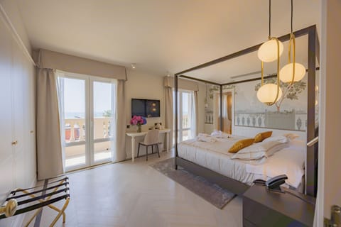 Junior Double Room | Minibar, in-room safe, desk, free WiFi