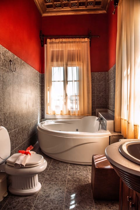 Presidential Suite - 31 | Bathroom | Free toiletries, hair dryer, slippers, towels