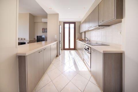 Full-size fridge, microwave, oven, stovetop