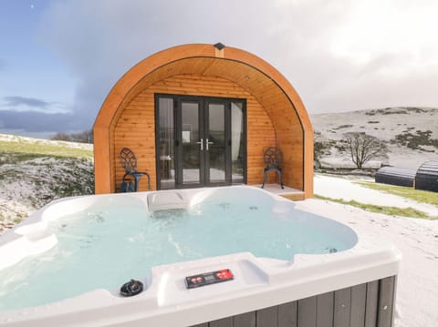 Cottage | Outdoor spa tub