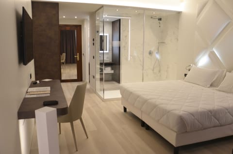 Premium bedding, minibar, in-room safe, desk