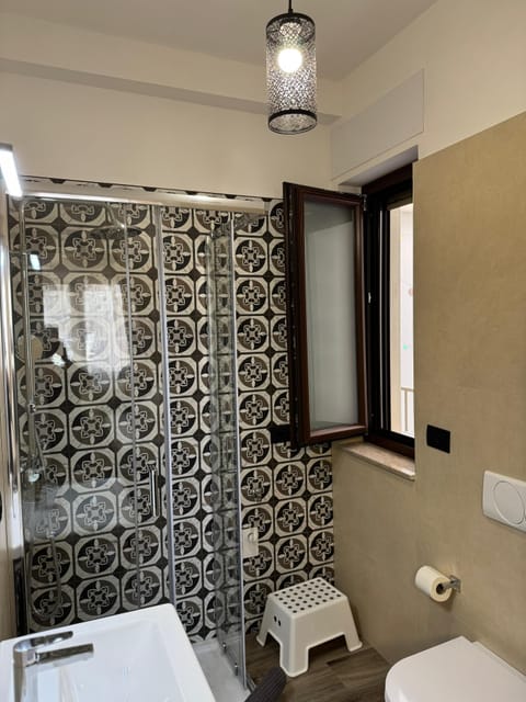 Deluxe Double Room | Bathroom | Rainfall showerhead, free toiletries, hair dryer, bathrobes