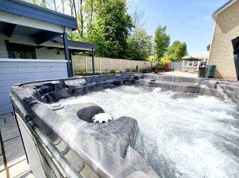 Cottage | Outdoor spa tub