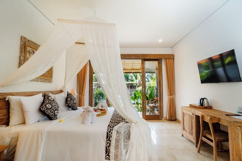 Suite Room | Desk, laptop workspace, free WiFi, bed sheets