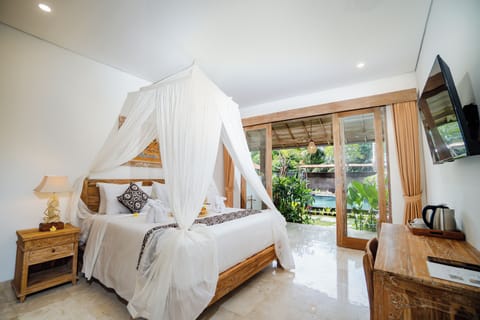 Suite Room | Desk, laptop workspace, free WiFi, bed sheets