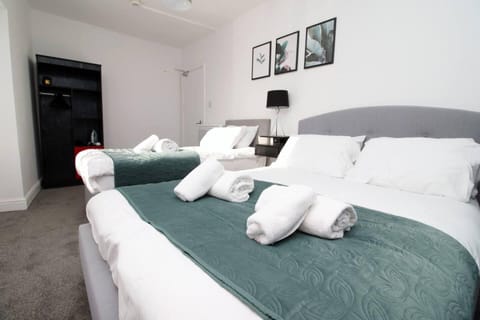 Apartment | 4 bedrooms, iron/ironing board, free WiFi, bed sheets