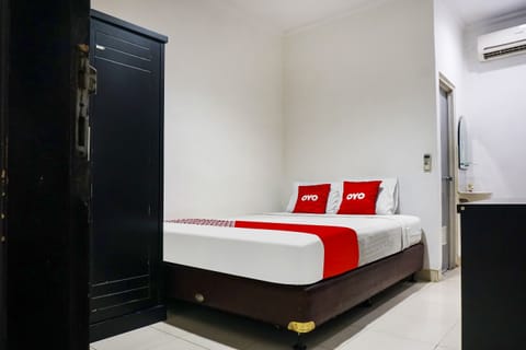 Standard Double Room | Desk, laptop workspace, blackout drapes, free WiFi