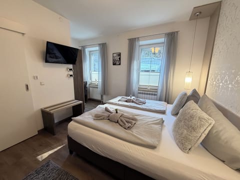 Comfort Double Room | Individually furnished, desk, free WiFi, bed sheets