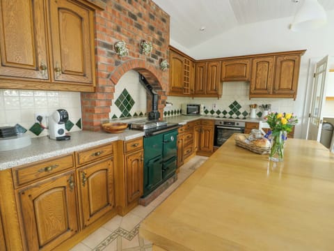 Cottage | Private kitchen | Fridge, electric kettle, toaster, cookware/dishes/utensils