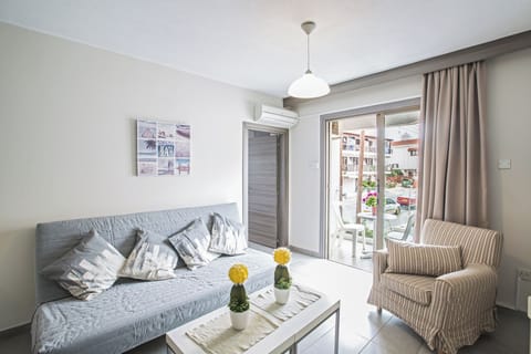 Apartment, 1 Bedroom, Balcony, City View | Living area