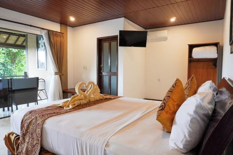 Deluxe Room, Pool View | Soundproofing, free WiFi, bed sheets