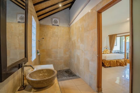 Family Triple Room, Pool View | Bathroom | Shower, rainfall showerhead, free toiletries, hair dryer