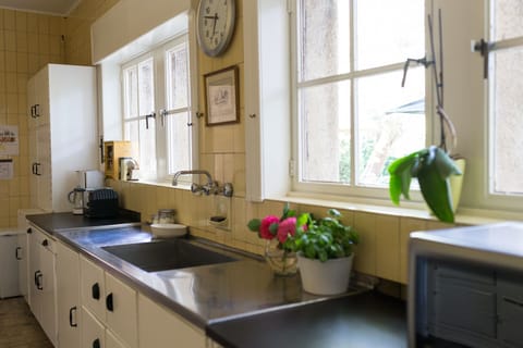 Deluxe Villa | Private kitchen | Fridge, microwave, oven, stovetop