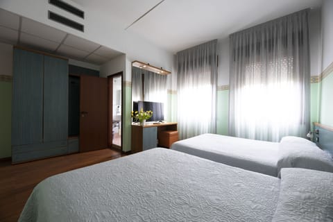 Family Room, 2 Queen Beds | 10 bedrooms, hypo-allergenic bedding, Select Comfort beds, desk