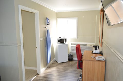 Standard Single King | Living area | 30-inch flat-screen TV with cable channels, TV