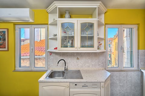 Poetry house | Bathroom | Shower, hair dryer, towels, soap