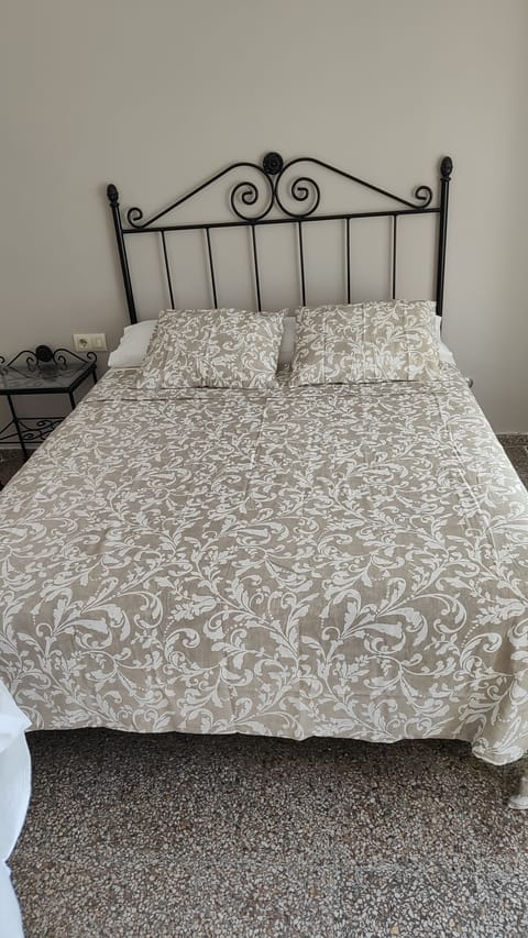Deluxe Room, 1 Queen Bed, Ensuite | Desk, laptop workspace, free WiFi