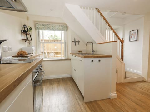 Cottage | Private kitchen | Fridge, dishwasher, electric kettle, toaster