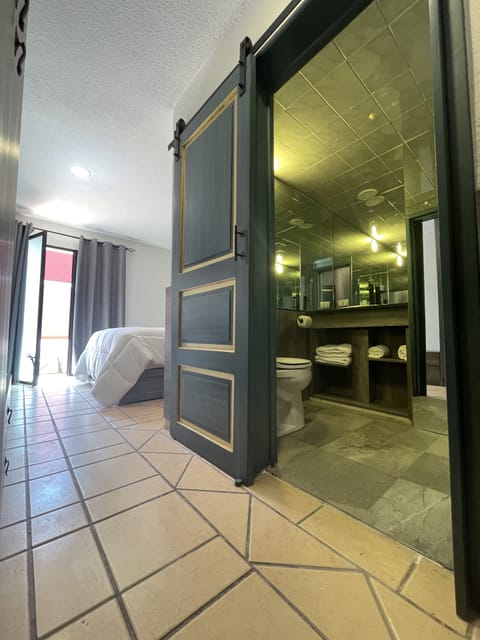 Premium bedding, down comforters, minibar, desk