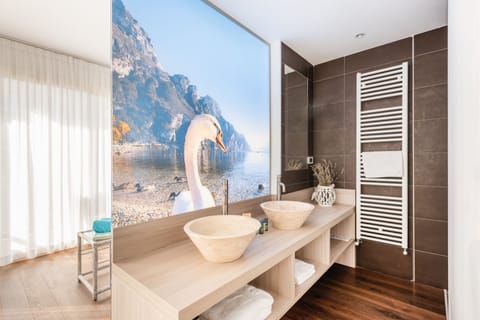 Deluxe Quadruple Room | Bathroom | Shower, free toiletries, hair dryer, bidet