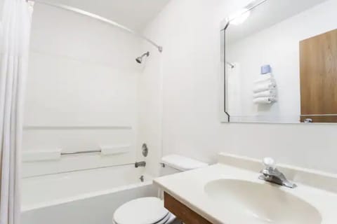 Combined shower/tub, free toiletries, towels