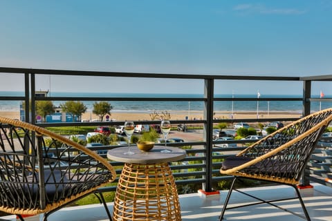 Double Room, 1 King Bed, Balcony, Sea View | Premium bedding, minibar, in-room safe, blackout drapes