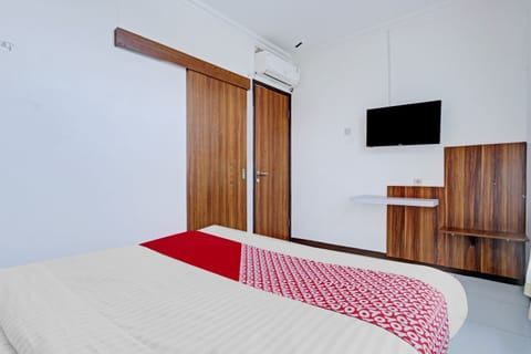 Standard Double Room | Laptop workspace, bed sheets