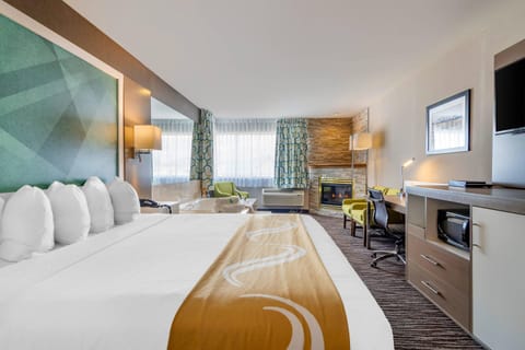 Standard Room, 1 King Bed with Jacuzzi, Non Smoking | Desk, blackout drapes, iron/ironing board, cribs (surcharge)