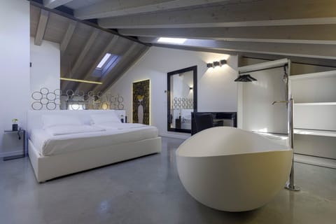 Luxury Studio Suite | Down comforters, pillowtop beds, minibar, in-room safe