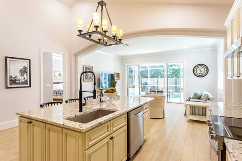 Comfort House, 4 Bedrooms, Kitchen, Pool View | Private kitchen | Highchair