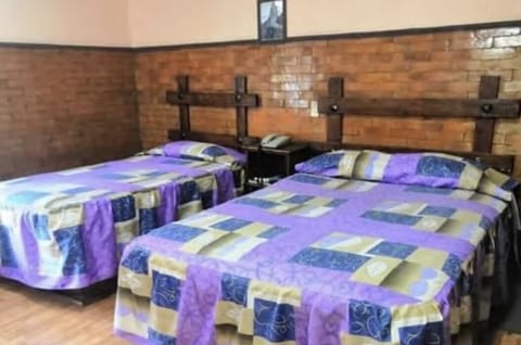 Basic Triple Room | Desk, free WiFi