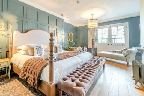 11 bedrooms, WiFi (free), individually decorated, individually furnished