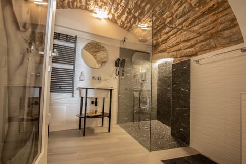 Exclusive Studio Suite | Bathroom | Shower, hair dryer, bathrobes, bidet