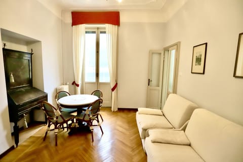 Free minibar, in-room safe, free WiFi, bed sheets