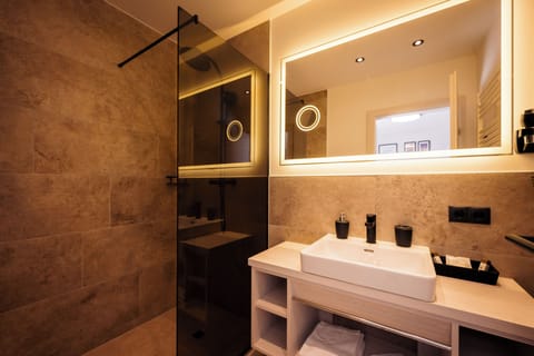 Deluxe Suite | Bathroom | Shower, rainfall showerhead, free toiletries, hair dryer