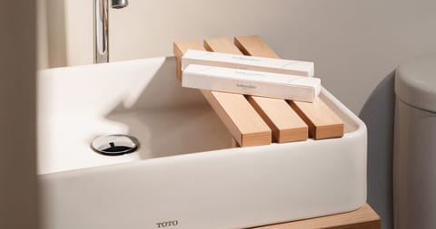 Shower, rainfall showerhead, free toiletries, hair dryer