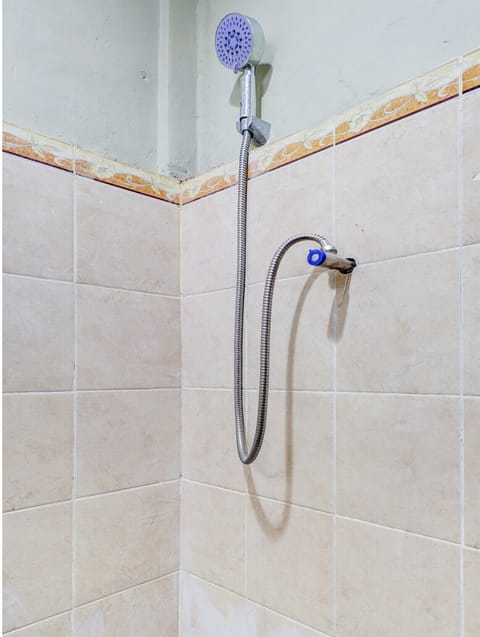 Deluxe Twin Room | Bathroom | Shower, free toiletries, bathrobes, towels