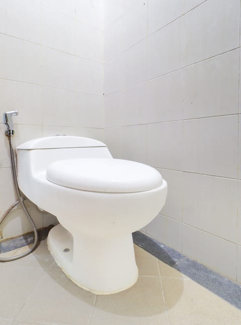 Deluxe Twin Room | Bathroom | Shower, free toiletries, bathrobes, towels