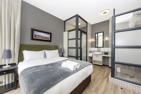 Classic Apartment | 2 bedrooms, in-room safe, desk, laptop workspace