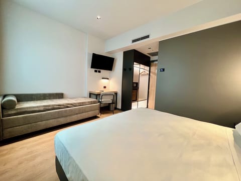 In-room safe, soundproofing, iron/ironing board, free WiFi