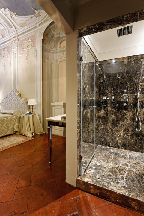 Junior Double or Twin Room | Bathroom shower