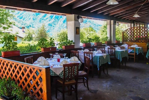 Lunch, dinner served; local cuisine, alfresco dining 