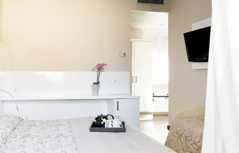 Triple Room | Minibar, in-room safe, desk, free WiFi