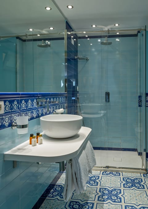 Deluxe Room, Terrace, Sea View | Bathroom | Combined shower/tub, designer toiletries, hair dryer, slippers