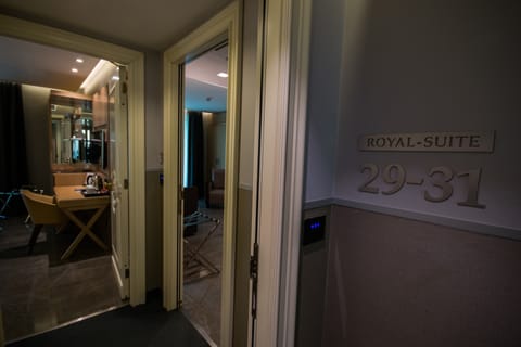 Royal Suite | Pillowtop beds, minibar, in-room safe, desk